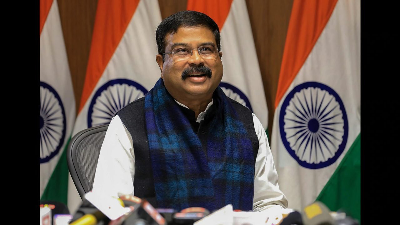 शिक्षा मंत्री धर्मेंद्र प्रधान का इस्तीफा
