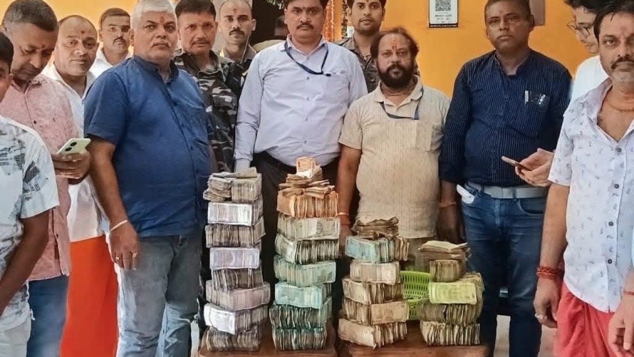 बाबा मंदिर के 18 दानपात्र खुले, 23.74 लाख रुपये से अधिक चढ़ावा ।