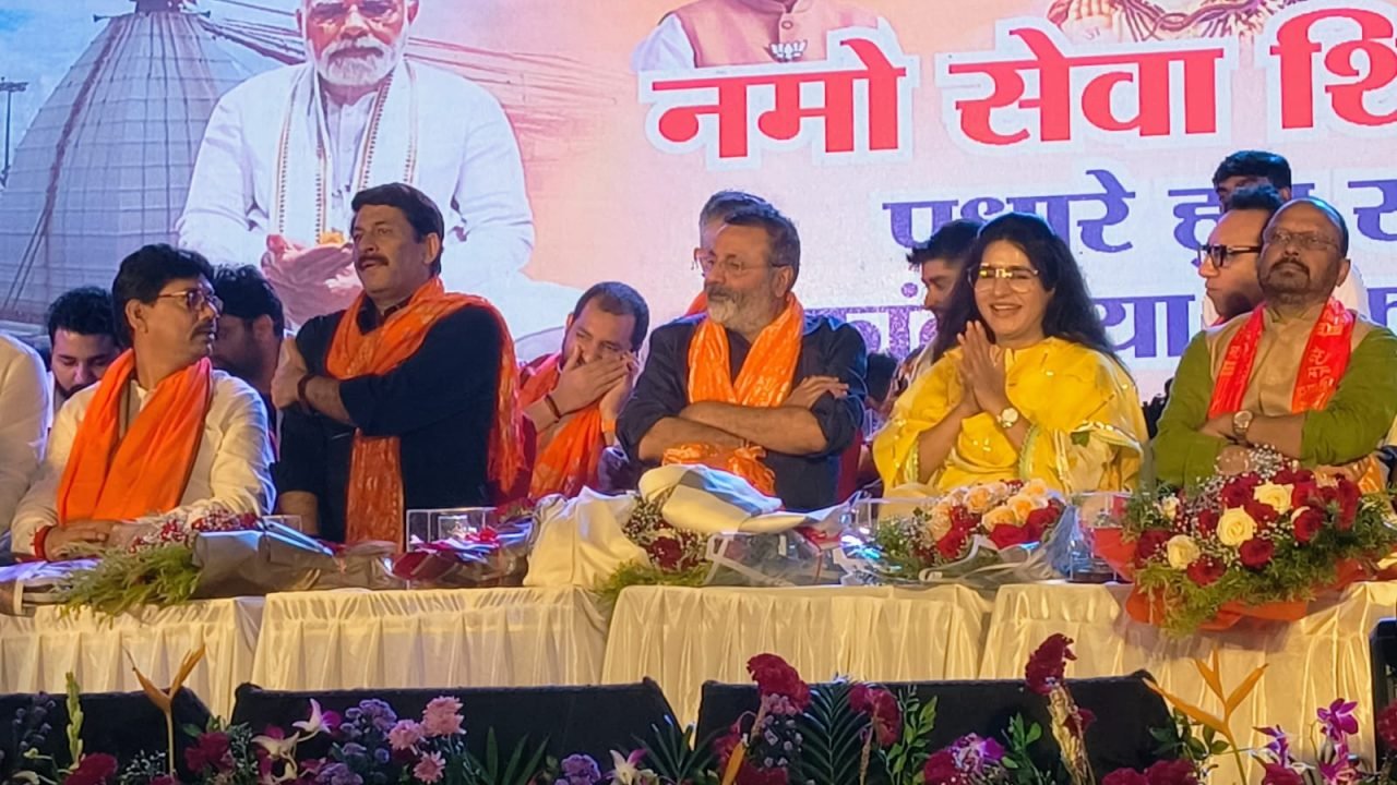 नमो सेवा शिविर के समापन में पहुंचे मनोज तिवारी, निशिकांत दुबे की सेवा भावना की सराहना किया