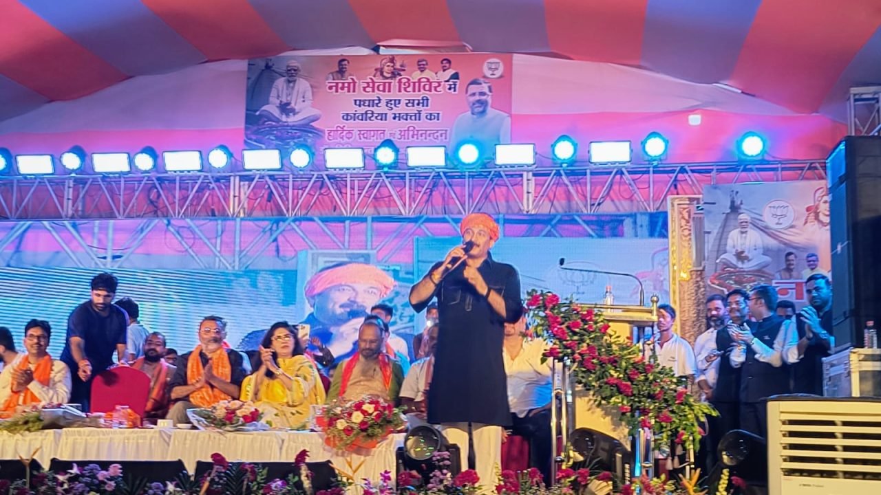 नमो सेवा शिविर में मनोज तिवारी के गानों पर झूमे लोग, जमकर लगा ठुमका