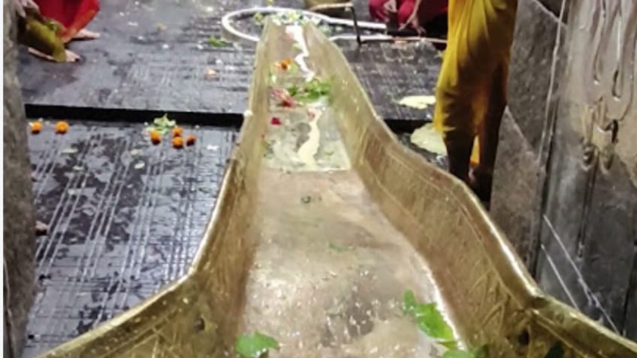 अर्घा हटने के बाद बाबा बैद्यनाथ मंदिर में फिर शुरू हुई स्पर्श पूजा